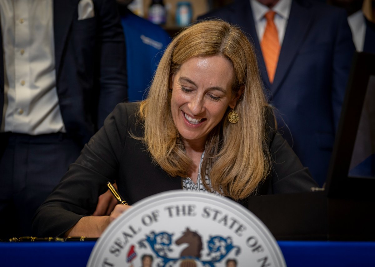 BizRepublicNews's tweet photo. #FairPrice | @GovSherrillNJ firmó la Ley de Protección de Precios Justos (Fair Price Protection Act), una medida destinada a proteger a los consumidores de #NuevaJersey de la fijación discriminatoria de #precios basada en el uso de sus datos personales. https://t.co/FIXHtu3UAF https://t.co/FDPGd5csfQ