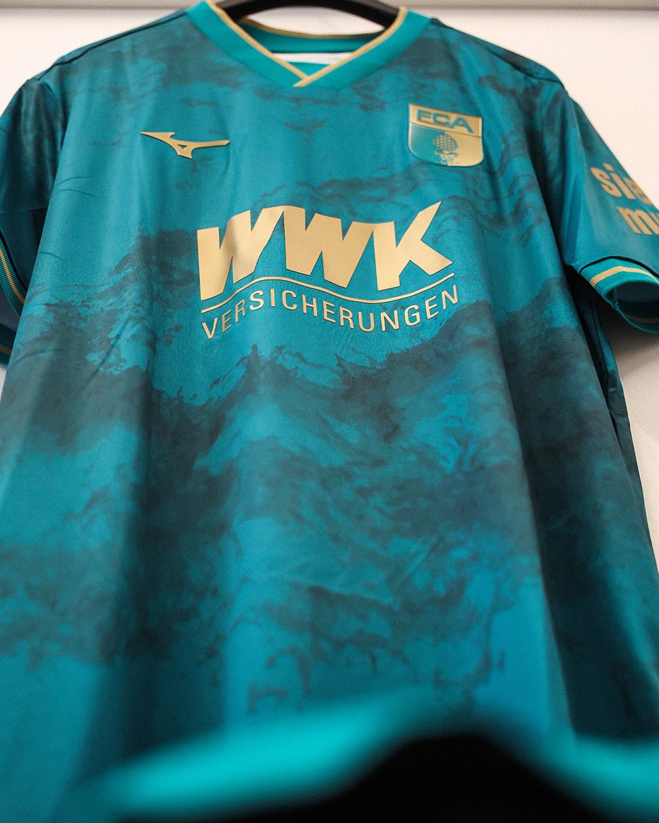 FCAugsburg's tweet photo. Sieht auch am Haken in der Kabine top aus! 😌 https://t.co/toD9gDgAM1