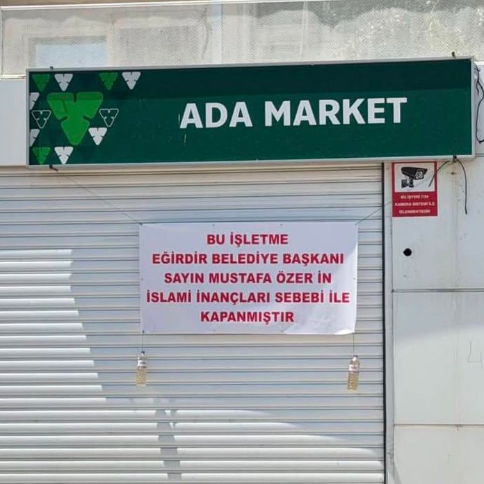 dailyislamist's tweet photo. 🔴 Isparta'da belediye tarafından kapatılan bir tekel bayinin tepki göstermek amacıyla astığı pankart:

"Bu işletme Belediye Başkanı Mustafa Özer'in İslami inançları nedeniyle kapanmıştır"
