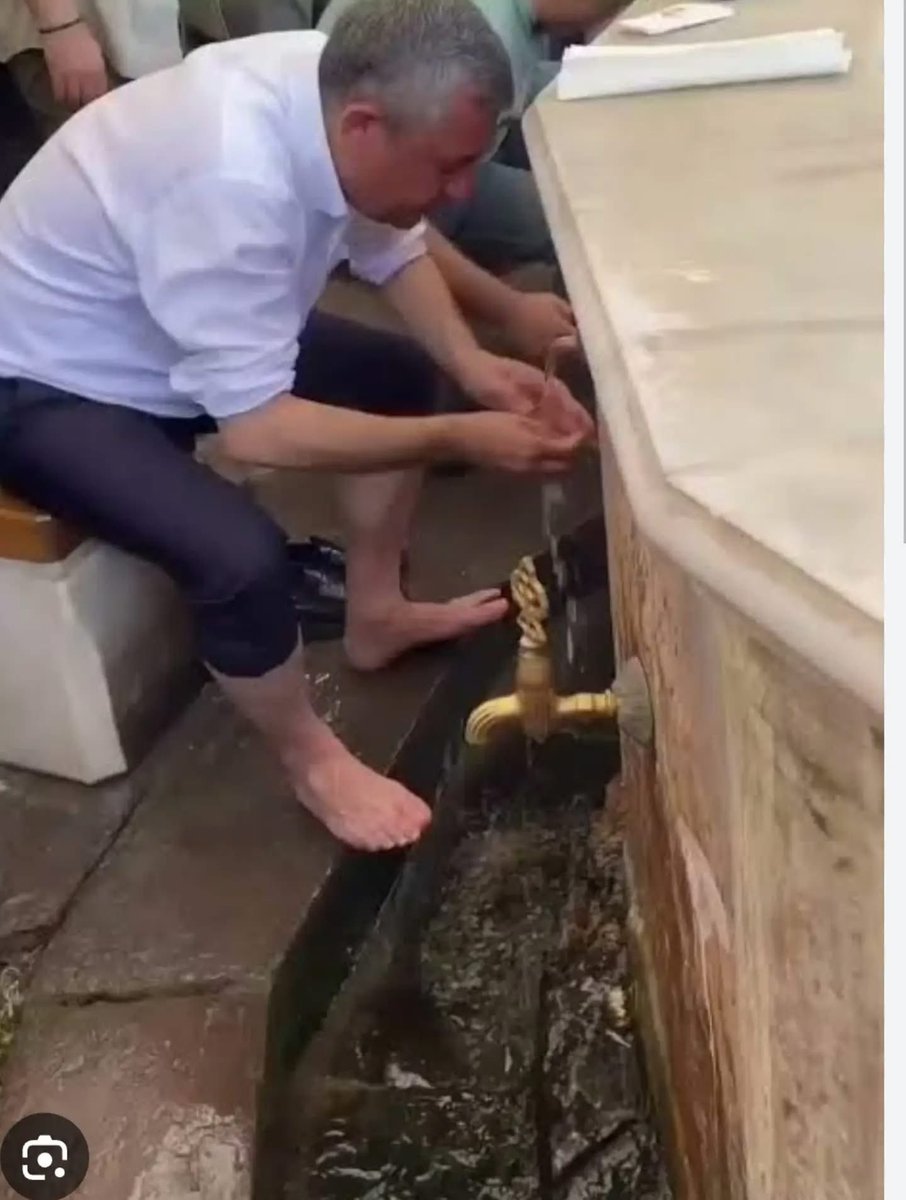 HuseyinAygun62's tweet photo. Yeni Parti genel başkanı Özgür Özel'in abdest alma görüntüsü bu. 

Beni tanıyan bilir. Kimsenin namazıyla, inancıyla vs işim olmaz. Ama beri yandan samimiyet, kendi içinde, gösterişsiz, sessiz-sedasız vs yapılması benim açımdan daha değerlidir. 

Hele ki, birisi politika yapıyorsa bu çok daha önemlidir. Dinin devlet ya da gündelik işe karışması affedilemez ve kesinlikle işin içinde kullanma vardır. 

AKP'li devlet eliyle yaşamın tüm alanı baskıcı, Emevi bir dinsel anlayışa teslim olmuşken muhalif olan birinin aynı yolu tercih etmesi daha ağır bir davranıştır.

Zira tarikat, cemaatler okullarda cirit atıyorken, İstanbul valisi bir talimatla okullarda mescit açılması emri veriyorken bunların yapılması daha büyük rezalettir.

Bunlara karşı çıkması gereken muhalefetin, egemen olanın kullandığı yöntemleri taklit etmesi ibretliktir. 

Bir de Özgür Özel, bu görüntüyle ya da videoyla subliminal bir mesaj da veriyor mu? Onu bilmiyorum. Zira KK, Alevi ya. "Bakın, biz Alevi değiliz, cami, namaz vs. bizim de işimiz” gibi. Ayrıca seçmen geri ise, onu kazanmak için her şey, yol mübahtır anlayışı.

Neresinden bakarsanız bakınız elinizde kalıyor. 

Bize ne senin abdestinden, namazından. Sen niye siyaset yapıyorsun onu anlat. Sorunlara çözüm yollarını göster vs.

Kimse, bir vatandaş bağımsız çekmiş yüklemiş demesin. Zira koruma orduları ile geziyorlar. Ayrıca videoda arkadaki koruması kağıt havlu tutuyor. 

Yani bu bilinçli çekilmiş bir video. Servis edilmesi de öyle. 

Rakıcı değiliz demeye getiriyorlar akıllarınca. 
Yemezler. Aklınızı sevsinler sizin. Aptal yerine koyuyorlar hepimizi.

Halbuki biz AKP ve RTE ya da bilimum İslamcı kesimden bunları biliyoruz. Hepsi görüntü. Gerçek olan ise bir avuç kapitaliste hizmet eden politikalar.

Muhalefet, iktidara teslim olmamalıdır. İktidara alternatif bir toplum vaat etmelidir.

(Mansur Kural)