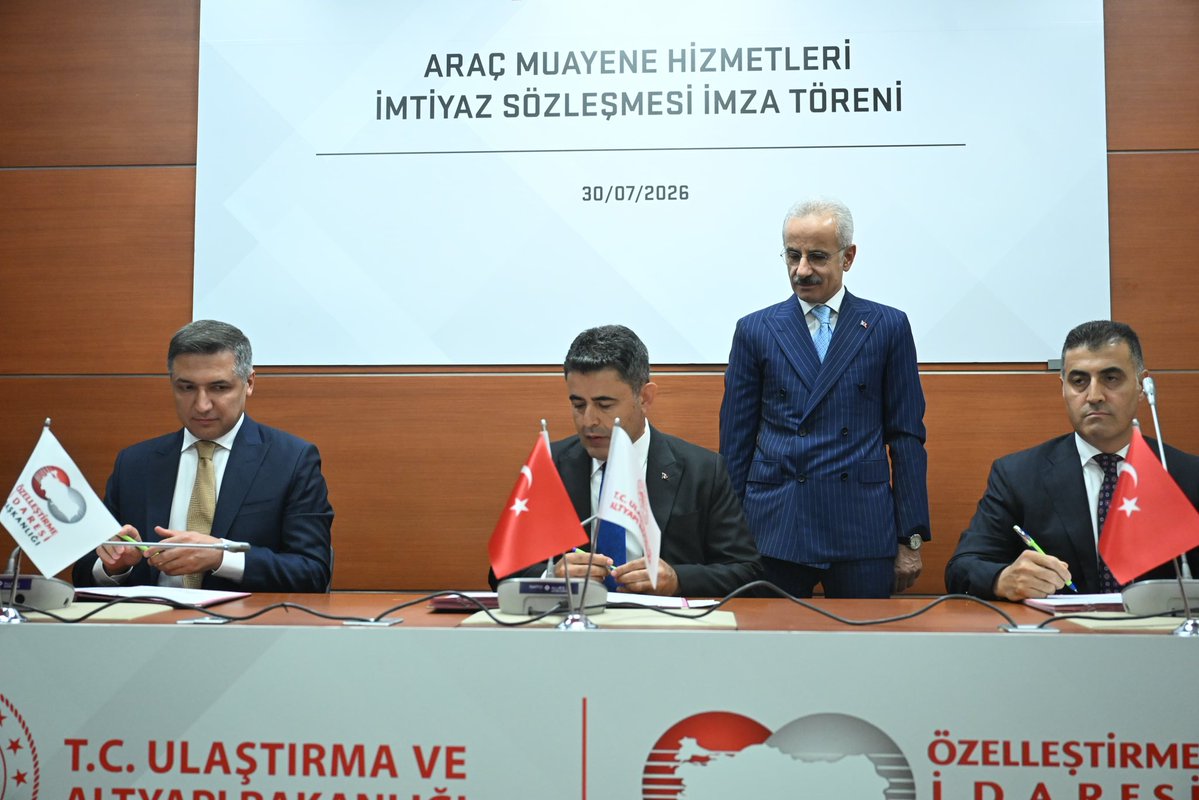 a_uraloglu's tweet photo. 2027-2047 Dönemi Türkiye Araç Muayene Hizmetleri İmtiyaz Sözleşmesi İmza Töreni’ni gerçekleştirdik. ✍️

Yeni dönemde araç muayene istasyonu sayısını artıracak, teknolojik altyapıyı güçlendirecek ve tam otomasyon sistemiyle süreçleri daha şeffaf, daha hızlı ve daha güvenilir hale getireceğiz. 🚗

Yeni teknolojiler, yeni ekipmanlar ve modern altyapıyla insan faktörünü en aza indirirken, vatandaşlarımızın güvenle hizmet aldığı ve yollarımızda emniyeti güçlendiren bir sistemi hayata geçiriyoruz. ⚙️

Yeni dönemin ülkemiz, milletimiz ve tüm vatandaşlarımız için hayırlara vesile olmasını temenni ediyorum. ✨

#TürkiyeHızlanıyor 🇹🇷