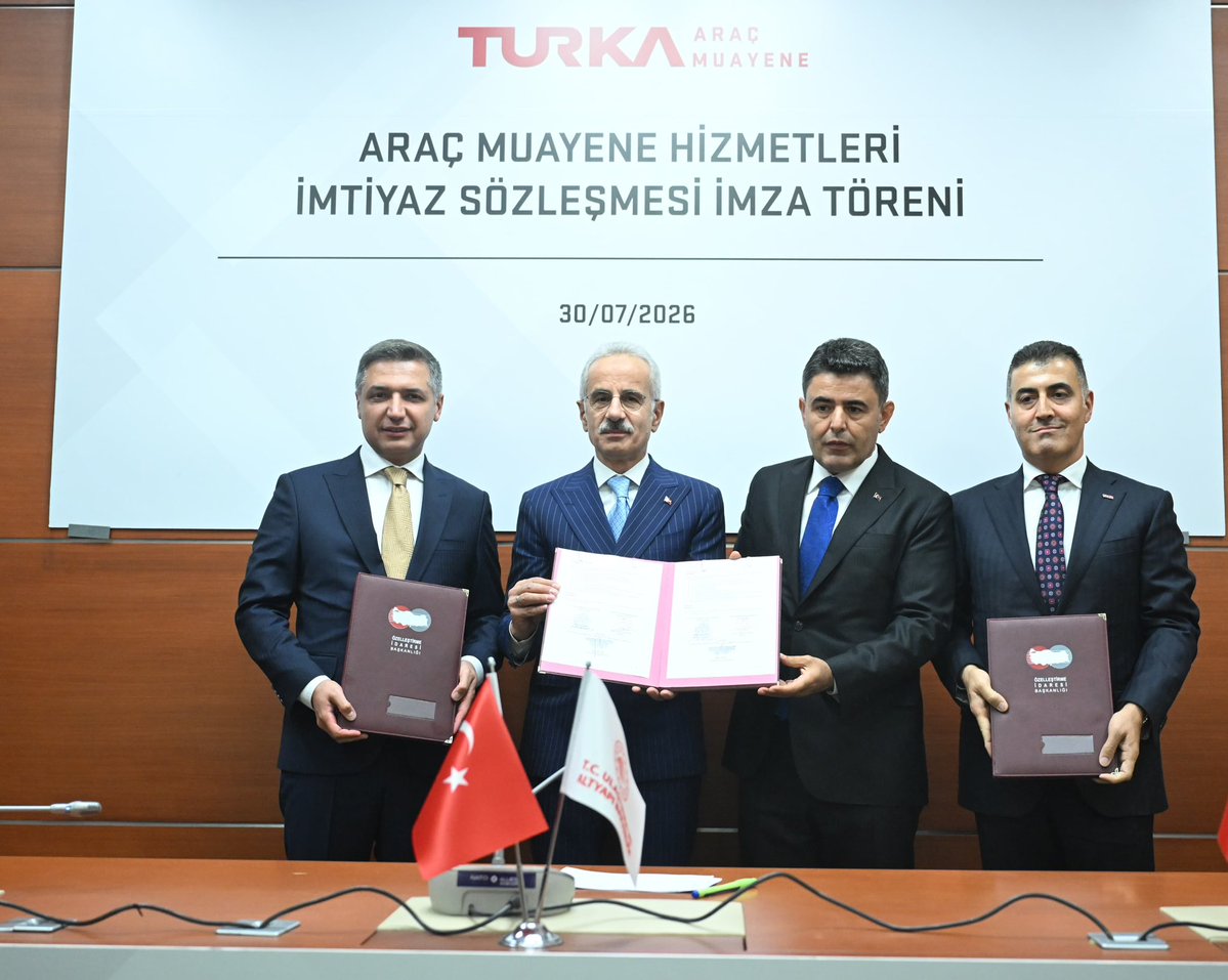 a_uraloglu's tweet photo. 2027-2047 Dönemi Türkiye Araç Muayene Hizmetleri İmtiyaz Sözleşmesi İmza Töreni’ni gerçekleştirdik. ✍️

Yeni dönemde araç muayene istasyonu sayısını artıracak, teknolojik altyapıyı güçlendirecek ve tam otomasyon sistemiyle süreçleri daha şeffaf, daha hızlı ve daha güvenilir hale getireceğiz. 🚗

Yeni teknolojiler, yeni ekipmanlar ve modern altyapıyla insan faktörünü en aza indirirken, vatandaşlarımızın güvenle hizmet aldığı ve yollarımızda emniyeti güçlendiren bir sistemi hayata geçiriyoruz. ⚙️

Yeni dönemin ülkemiz, milletimiz ve tüm vatandaşlarımız için hayırlara vesile olmasını temenni ediyorum. ✨

#TürkiyeHızlanıyor 🇹🇷