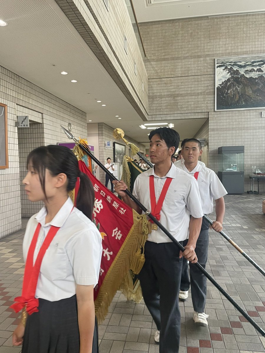 Kunhiroppu's tweet photo. 福山市立福山高等学校野球部の甲子園初出場に伴う激励会が福山市役所市民ホールで開催されました。
市議会を代表して挨拶をさせていただきました。

#福山市議会議員
#副議長
#宮本ひろき https://t.co/piE6Y5SpNE