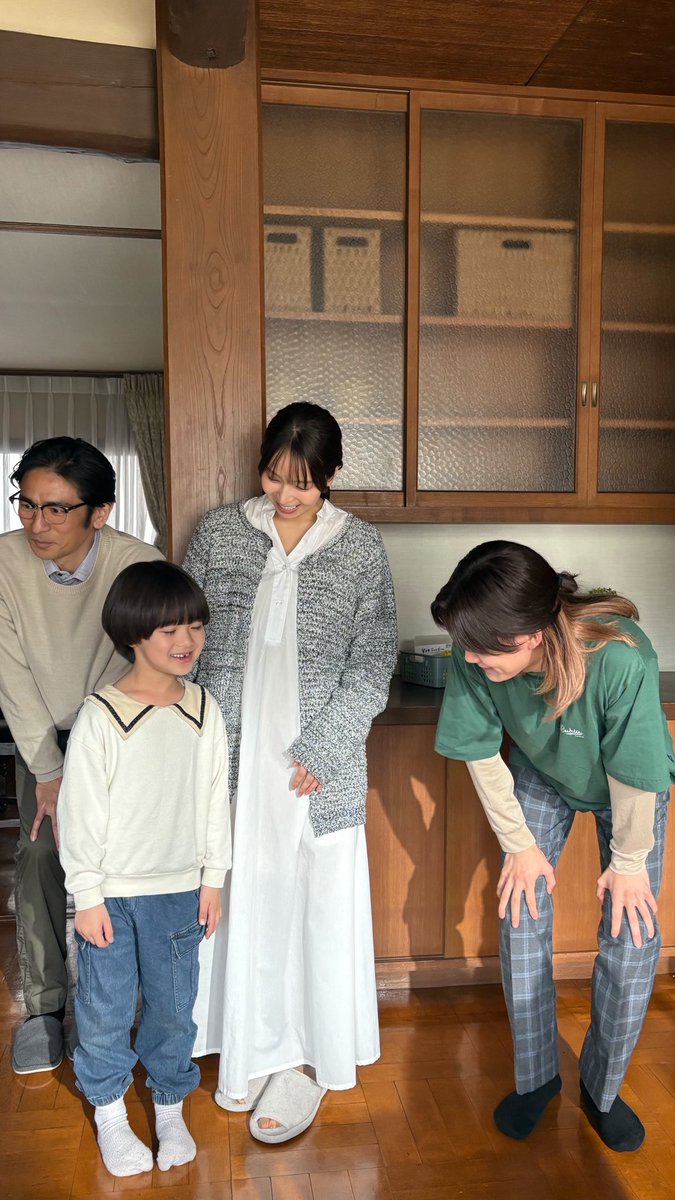 mx_dramania's tweet photo. 📸#しもプリ オフショット🐶👑
┈┈┈┈┈┈┈┈┈┈┈┈┈
直也とミニ直也👦🏻👦🏻
本編ではギスギスな五藤家の
ほっこり家族写真です🏠

『しもべの王子様』
第𝟓話明日よる𝟏𝟏時放送
𝟏〜𝟒話 𝐓𝐕𝐞𝐫・𝐅𝐎𝐃で配信中🩶
今からでも追いつけます！！👀
https://t.co/q86ADflu3p

#小川史記(#BUDDiiS)
山中聡 傳谷英里香 山本弓月