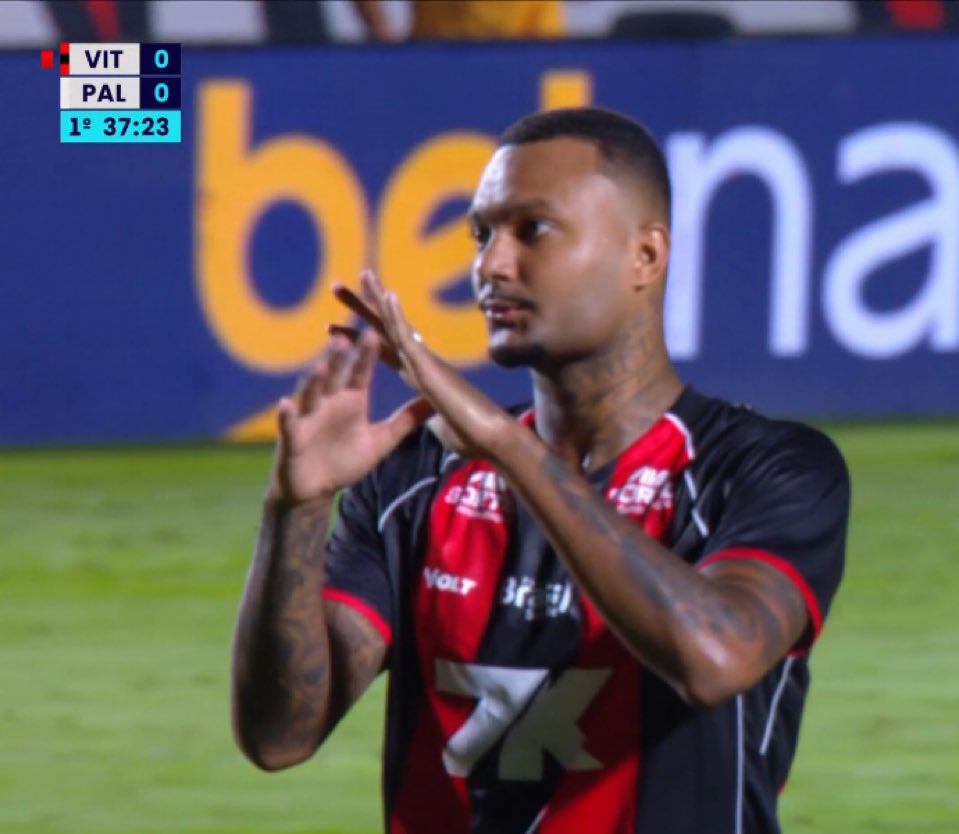 goleadadazoeira's tweet photo. O ADM não comentou ontem, mas o que se tornou o futebol brasileiro kkkkkkkkkk

O cara simplesmente fez um gesto, que não foi na cara de ngm e sim pra torcida, e o VAR mandou revisar, e expulsou ele 

O QUE ESSE GESTO IMPACTA NO JOGO???

Absurdo o que fizeram com o Vitória ontem https://t.co/RH7H9PphVL