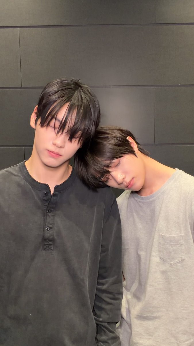 txt_sarangdan2's tweet photo. 단짝즈 귀여워 https://t.co/I2MBLh7vDT
