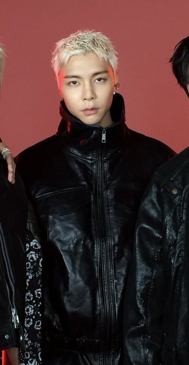 favxritejsuh's tweet photo. he looks too cool with this hair actually https://t.co/PwNvVUmBW2