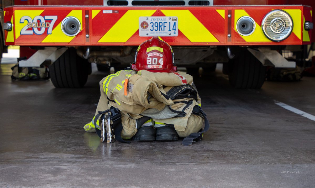 oakvillepffa's tweet photo. 🚒 Today we celebrate Captain Jason Raymond #204 as he finishes his final shift with the @oakvillefire. Since joining in 1996, he has proudly served our community with dedication and leadership. Congratulations on your well-earned retirement! 🎉 #IAFF1582 @IAFFofficial https://t.co/QXnujWHC1P