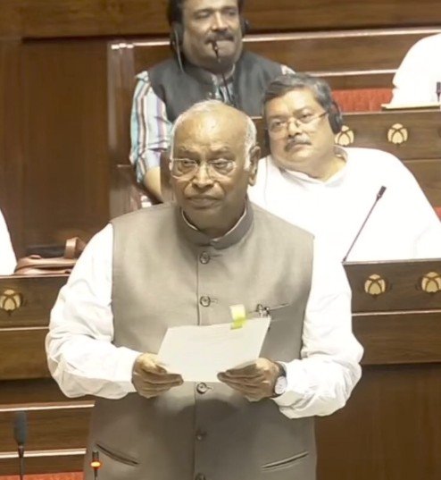 SurajKrBauddh's tweet photo. कांग्रेस के राष्ट्रीय अध्यक्ष मल्लिकार्जुन खरगे जी ने आज संसद में मनुस्मृति के घटिया, जातिवादी एवं हिंसक श्लोकों का हवाला देकर उसे एक्सपोज करना शुरू किया तो BJP के सभी मंत्री एवं सांसद एक सुर होकर हंगामा करने लगे।

क्या अब भी कोई शक है कि BJP मनुवादी पार्टी है? https://t.co/Odbh0S9awG