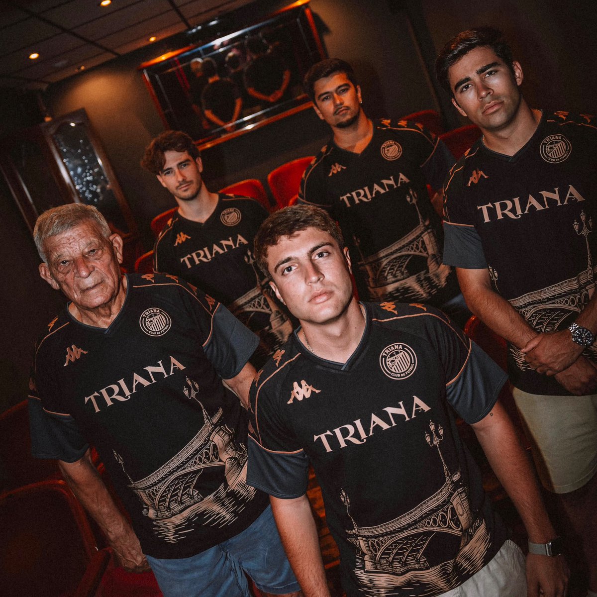TrianaCF19's tweet photo. ꜱᴇ ᴀʙʀᴇ ᴇʟ ᴛᴇʟóɴ

No todas las historias se cuentan con palabras.

Algunas se escriben sobre una camiseta.

Presentamos nuestra tercera equipación 2026/27, una edición en negro con detalles en bronce inspirada en el símbolo que une a todo un barrio: el Puente de Triana.

Porque representar a Triana también es llevar su historia sobre el pecho.

Ya puedes adquirirla en: https://t.co/PpMMCjyCju