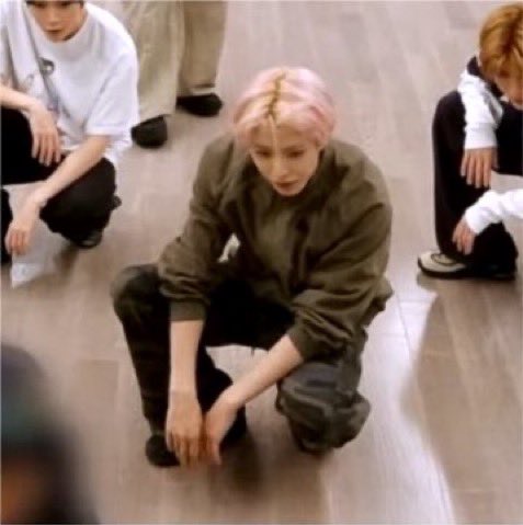soni0l's tweet photo. 골목 전봇대 밑에 웬남자 이따구로 앉아있는데
앞에 작은 여자있어서
설마삥뜯나데이트폭력인가어떡하지ㄷㄷㄷ하는데
대화상태:

-얼굴보여줘.
어때 웃겼어?
이번꺼 좀 치지

ㅇㅈㄹ

사실 유유시 한국아저씨도 안칠거같은
듣도보도못한 아재개그치고
웃겨쓰러진 여사친 반응 보는중

#윳사연애 https://t.co/NqexjLiH5d