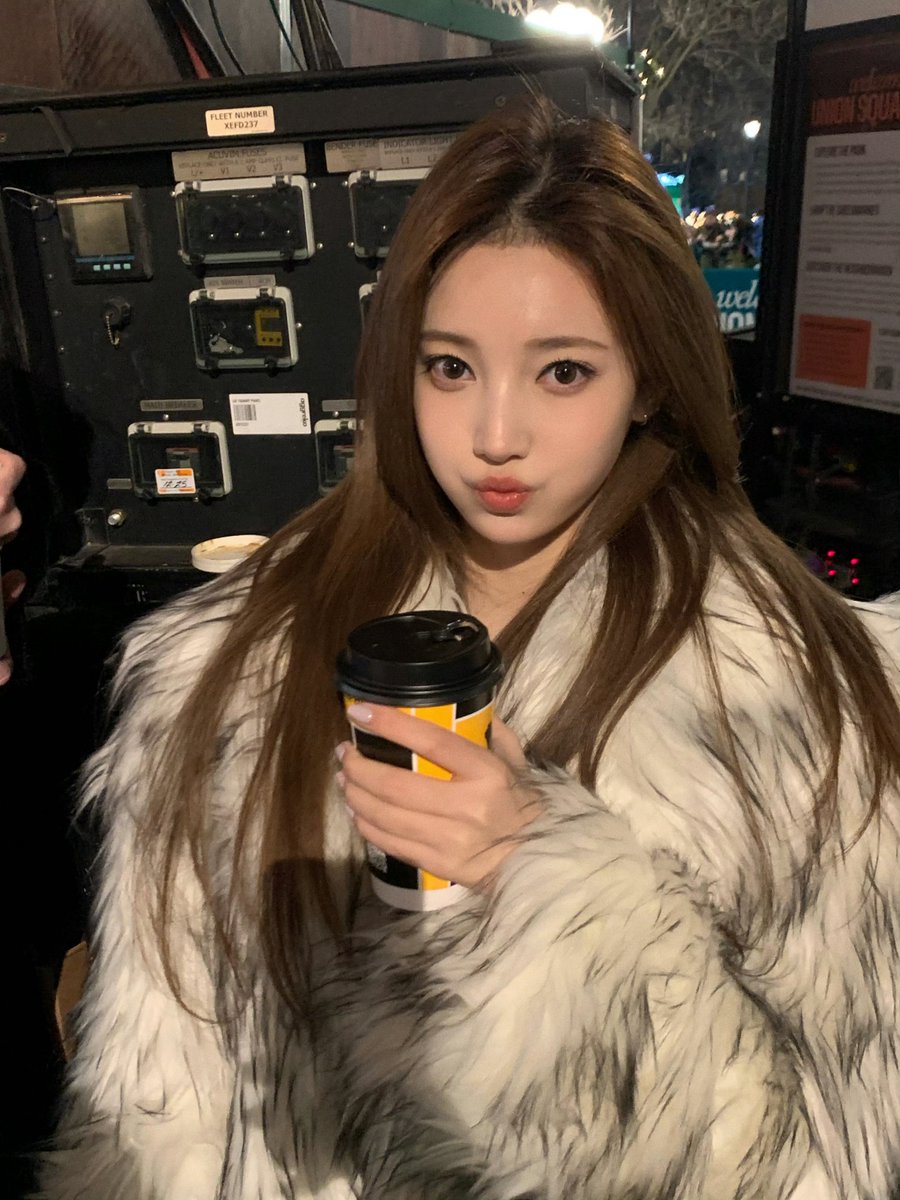 Shljie's tweet photo. do you prefer coffee or me? ☕️ https://t.co/5nxoDSKVHA