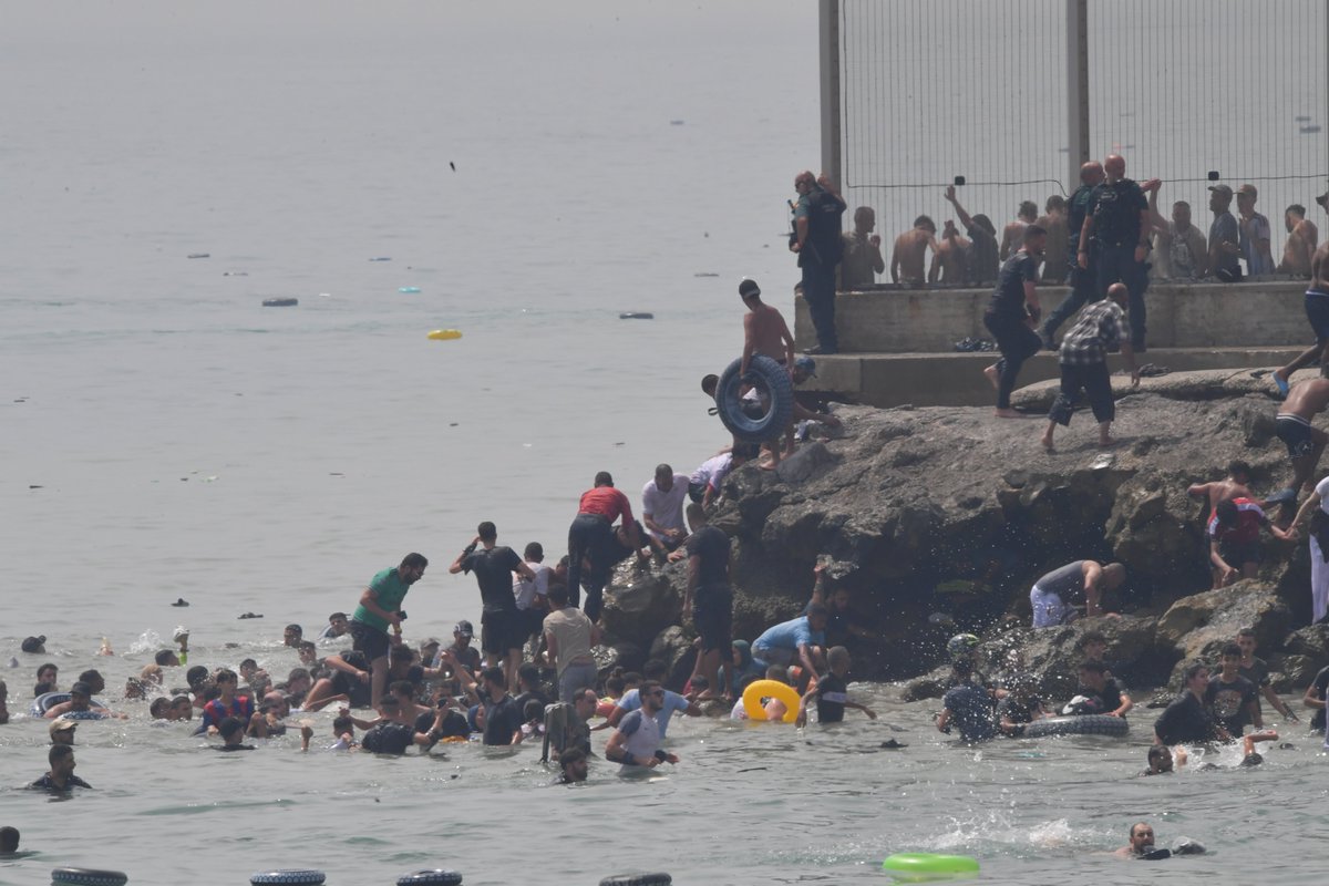 el_pais's tweet photo. 📷 Fotogalería | Máxima alerta en Ceuta tras el cruce descontrolado de miles de personas desde Marruecos.

 📌 Mira aquí más imágenes 🔗 https://t.co/pPq5HBjsiF https://t.co/7yg7HI1RpT