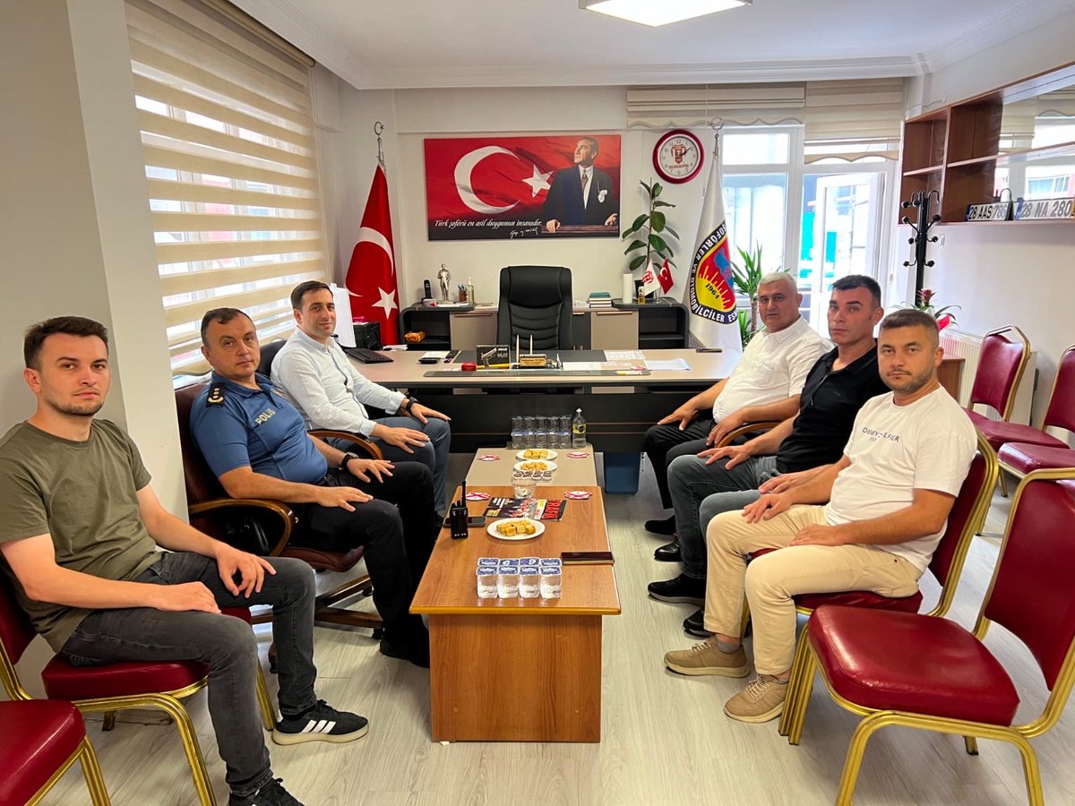 TCBulancak's tweet photo. Kaymakamımız Sayın Ömer Faruk TUNCER, Şoförler ve Otomobilciler Esnaf Odası Başkanı Sayın Muammer YETKİN ile Esnaf ve Sanatkârlar Kredi ve Kefalet Kooperatifi Başkanı Sayın Fatih ÇAĞLAYAN’a iade-i ziyarette bulundu. https://t.co/CpglhODNLd