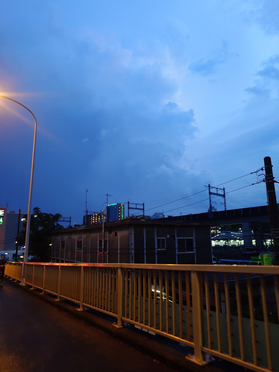 tokusachi's tweet photo. 夕方のゲリラ豪雨のおかげで、
駅もヤバかったけど、豪雨かカミナリの影響でマンションのエレベーターが使えないのが１番キツイな😥
階段登って足パンパンの汗だく😓 https://t.co/jY42MFQLcL