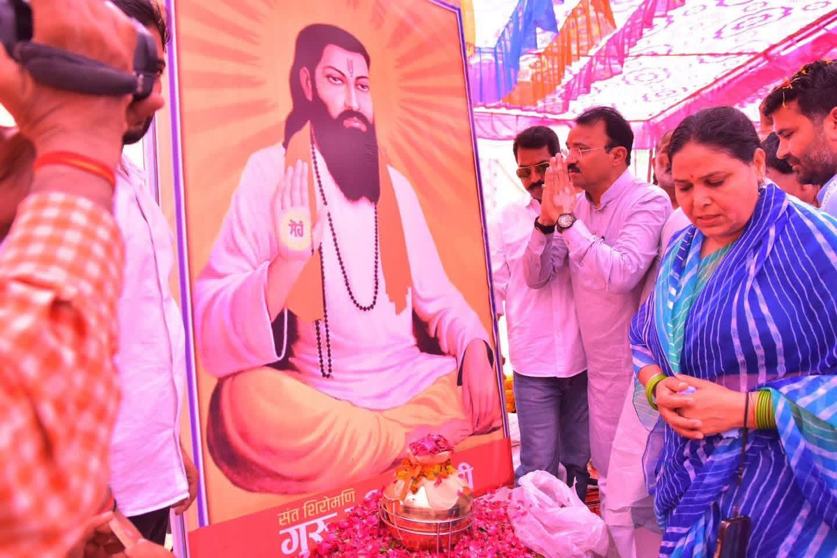 LalSinghArya's tweet photo. राजस्थान प्रदेश की सीमा पर समरसता के पावन संकल्प के दिव्य कलश का हुआ भव्य अभिनंदन!

संत शिरोमणि सद्गुरु श्री गुरु रविदास जी महाराज की 650वीं जयंती वर्ष के उपलक्ष्य में #समरसता_संकल्प_अभियान के अंतर्गत आज वाराणसी से जयपुर पहुंची मंगल #कलश_बंधन_यात्रा का आज राजस्थान–उत्तर प्रदेश सीमा स्थित ऊँचा नगला, भरतपुर में जनप्रतिनिधियों, पार्टी पदाधिकारियों, कार्यकर्ताओं एवं स्थानीय नागरिकों द्वारा श्रद्धा, उत्साह और आत्मीयता के साथ भव्य स्वागत उप मुख्यमंत्री डॉ प्रेमचन्द बैरवा जी एवं उप मुख्यमंत्री श्रीमती दिया कुमारी जी के नेतृत्व में स्वागत किया गया।

इस पावन अवसर पर मंगल कलश को सिर पर धारण कर यात्रा में सहभागिता की। संत गुरु रविदास जी महाराज के जयकारों, पुष्पवर्षा और श्रद्धा से परिपूर्ण वातावरण के मध्य राजस्थान की सीमा में मंगल कलश का प्रवेश अत्यंत भावपूर्ण एवं अविस्मरणीय क्षण रहा।

काशी की पावन जन्मभूमि से राजस्थान पहुंची यह यात्रा संत गुरु रविदास जी महाराज के सामाजिक समरसता, समानता, बंधुत्व और मानवता के शाश्वत संदेश को गांव-गांव एवं जन-जन तक पहुंचाने का प्रभावी माध्यम बनेगी।

इस अवसर पर गृह राज्य मंत्री श्री जवाहर सिंह बेढम जी तथा विधायक श्री शैलेश दिगंबर सिंह जी, प्रदेश महामंत्री श्री भूपेंद्र सैनी जी, श्री कैलाश मेघवाल जी, प्रदेश उपाध्यक्ष श्री मुकेश गर्ग जी,श्री बिहारी लाल जी, प्रदेश मंत्री श्री सीताराम पोसवाल जी, भरतपुर जिलाध्यक्ष श्रीमती शिवानी दायमा जी सहित अन्य जनप्रतिनिधि, पार्टी पदाधिकारी, कार्यकर्ता, श्रद्धालु एवं क्षेत्रवासी उपस्थित रहे।

@BJP4India.  @BJP4Rajasthan 
@BJPSCMorcha