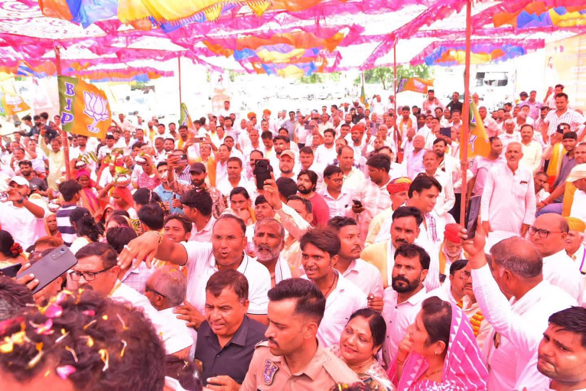 LalSinghArya's tweet photo. राजस्थान प्रदेश की सीमा पर समरसता के पावन संकल्प के दिव्य कलश का हुआ भव्य अभिनंदन!

संत शिरोमणि सद्गुरु श्री गुरु रविदास जी महाराज की 650वीं जयंती वर्ष के उपलक्ष्य में #समरसता_संकल्प_अभियान के अंतर्गत आज वाराणसी से जयपुर पहुंची मंगल #कलश_बंधन_यात्रा का आज राजस्थान–उत्तर प्रदेश सीमा स्थित ऊँचा नगला, भरतपुर में जनप्रतिनिधियों, पार्टी पदाधिकारियों, कार्यकर्ताओं एवं स्थानीय नागरिकों द्वारा श्रद्धा, उत्साह और आत्मीयता के साथ भव्य स्वागत उप मुख्यमंत्री डॉ प्रेमचन्द बैरवा जी एवं उप मुख्यमंत्री श्रीमती दिया कुमारी जी के नेतृत्व में स्वागत किया गया।

इस पावन अवसर पर मंगल कलश को सिर पर धारण कर यात्रा में सहभागिता की। संत गुरु रविदास जी महाराज के जयकारों, पुष्पवर्षा और श्रद्धा से परिपूर्ण वातावरण के मध्य राजस्थान की सीमा में मंगल कलश का प्रवेश अत्यंत भावपूर्ण एवं अविस्मरणीय क्षण रहा।

काशी की पावन जन्मभूमि से राजस्थान पहुंची यह यात्रा संत गुरु रविदास जी महाराज के सामाजिक समरसता, समानता, बंधुत्व और मानवता के शाश्वत संदेश को गांव-गांव एवं जन-जन तक पहुंचाने का प्रभावी माध्यम बनेगी।

इस अवसर पर गृह राज्य मंत्री श्री जवाहर सिंह बेढम जी तथा विधायक श्री शैलेश दिगंबर सिंह जी, प्रदेश महामंत्री श्री भूपेंद्र सैनी जी, श्री कैलाश मेघवाल जी, प्रदेश उपाध्यक्ष श्री मुकेश गर्ग जी,श्री बिहारी लाल जी, प्रदेश मंत्री श्री सीताराम पोसवाल जी, भरतपुर जिलाध्यक्ष श्रीमती शिवानी दायमा जी सहित अन्य जनप्रतिनिधि, पार्टी पदाधिकारी, कार्यकर्ता, श्रद्धालु एवं क्षेत्रवासी उपस्थित रहे।

@BJP4India.  @BJP4Rajasthan 
@BJPSCMorcha