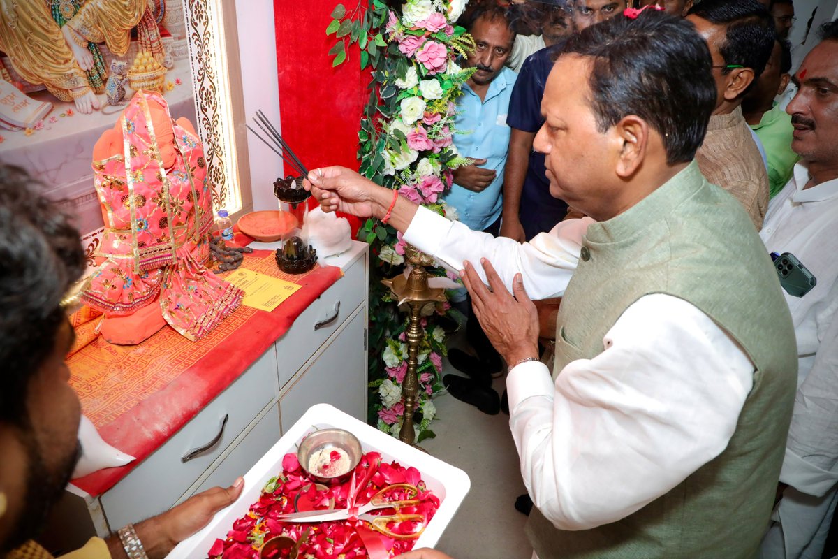 mppchaudhary's tweet photo. आज अपने गृह जनपद महराजगंज में अत्याधुनिक स्वास्थ्य सुविधाओं से लैस 'प्रयास केयर हॉस्पिटल' का उद्घाटन किया। यह चिकित्सा संस्थान क्षेत्रवासियों को सुलभ, सस्ती और गुणवत्तापूर्ण स्वास्थ्य सेवाएं उपलब्ध कराने में महत्वपूर्ण भूमिका निभाएगा।

उद्घाटन समारोह में भाजपा प्रदेश उपाध्यक्ष श्री रमेश सिंह जी, जिला पंचायत अध्यक्ष श्री रविकांत पटेल जी, माननीय विधायक श्री ज्ञानेंद्र सिंह जी, माननीय विधायक श्री जयमंगल कन्नौजिया जी, पूर्व विधायक श्री बजरंग बहादुर सिंह जी, अस्पताल के डायरेक्टर श्री अक्षय प्रताप सिंह जी, श्री अर्पित श्रीवास्तव जी अस्पताल के संरक्षक श्री बबलू सिंह जी, पूर्व जिलाध्यक्ष श्री समीर तिवारी जी, श्री यशकांत सिंह जी व श्री लालचंद्र चौधरी जी समेत पार्टी पदाधिकारी एवं कार्यकर्ता साथी उपस्थित रहे।

#UPWITHPANKAJCHAUDHARY
#प्रयास_केयर_हॉस्पिटल
#Nautanwa
#अपना_महराजगंज

@gyanendramla 
@KanojiyaJai 
@BbSingh0801 
@BJP4UP