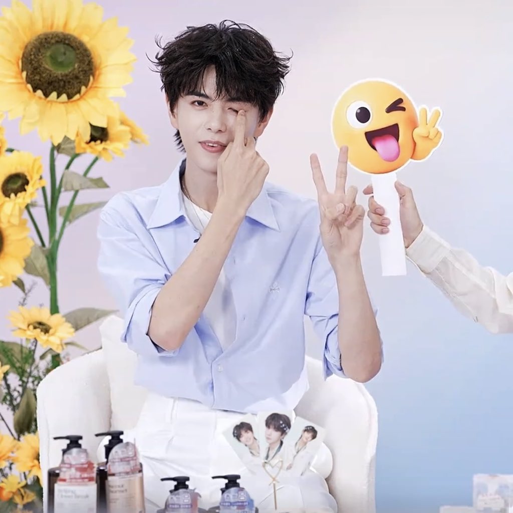 haessal_loading's tweet photo. I CANT HELP- HE IS JUST A CUTIE PATOOTIE HIMSELF 

LV SITONG X AMOREPACIFIC 

#LvSitongxAmorepacific #AmorepacificJDAmbassadorLvSitong https://t.co/Q35RiDe5y8