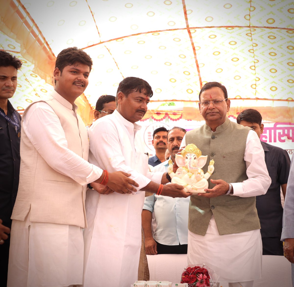 mppchaudhary's tweet photo. आज अपने गृह जनपद महराजगंज में अत्याधुनिक स्वास्थ्य सुविधाओं से लैस 'प्रयास केयर हॉस्पिटल' का उद्घाटन किया। यह चिकित्सा संस्थान क्षेत्रवासियों को सुलभ, सस्ती और गुणवत्तापूर्ण स्वास्थ्य सेवाएं उपलब्ध कराने में महत्वपूर्ण भूमिका निभाएगा।

उद्घाटन समारोह में भाजपा प्रदेश उपाध्यक्ष श्री रमेश सिंह जी, जिला पंचायत अध्यक्ष श्री रविकांत पटेल जी, माननीय विधायक श्री ज्ञानेंद्र सिंह जी, माननीय विधायक श्री जयमंगल कन्नौजिया जी, पूर्व विधायक श्री बजरंग बहादुर सिंह जी, अस्पताल के डायरेक्टर श्री अक्षय प्रताप सिंह जी, श्री अर्पित श्रीवास्तव जी अस्पताल के संरक्षक श्री बबलू सिंह जी, पूर्व जिलाध्यक्ष श्री समीर तिवारी जी, श्री यशकांत सिंह जी व श्री लालचंद्र चौधरी जी समेत पार्टी पदाधिकारी एवं कार्यकर्ता साथी उपस्थित रहे।

#UPWITHPANKAJCHAUDHARY
#प्रयास_केयर_हॉस्पिटल
#Nautanwa
#अपना_महराजगंज

@gyanendramla 
@KanojiyaJai 
@BbSingh0801 
@BJP4UP