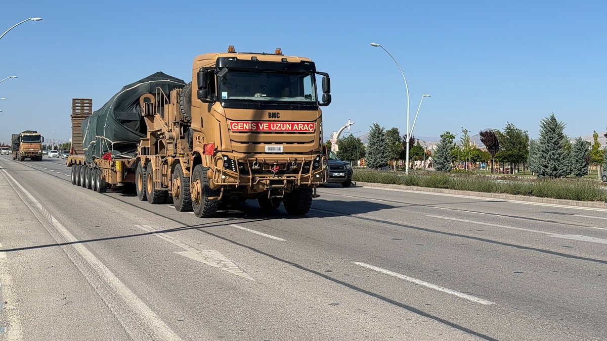 KaraKulak__'s tweet photo. Konya'da TSK'ya 5 milyar TL'lik yatırımla Ankara Yolu üzerinde inşa edilen Türkiye'nin en modern askeri tesisine taşınma başlatıldı. 

Büyükşehir Belediye Başkanı Uğur İbrahim Altay, Ağır Bakım'daki yüzlerce tank ve askeri aracın yeni dev tesise titizlikle taşındığını duyurdu. https://t.co/70pFmBs5BM