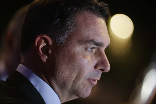 BlogdoNoblat's tweet photo. [Só boas notícias para Flávio] PF avalia incluir Flávio Bolsonaro em lista da Interpol para rastrear dinheiro do filme 'Dark Horse' no exterior. Investigação apura destino dos R$ 61 milhões enviados por Daniel Vorcaro, do Master; senador diz que recursos foram direcionados para financiar produção (O Globo)