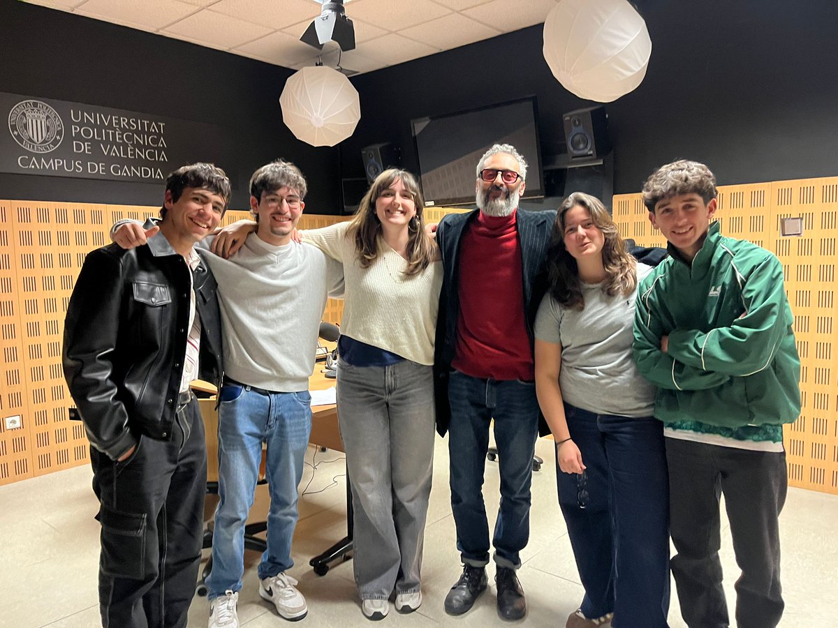 UPVCampusGandia's tweet photo. 🎙️ “Cartas de Mirad”, proposta d’Irene Clemente, Jesús Costa i Dani Martínez, estudiants del Grau en Comunicació Audiovisual del Campus de Gandia de la UPV, seleccionada per a representar la universitat en la fase final del concurs #AudibleLab.

👉 https://t.co/2pWp1Gfrsa https://t.co/4T19CrFeRr