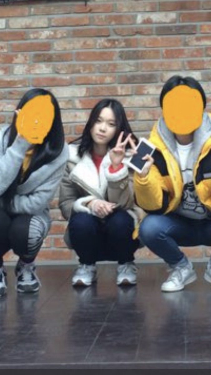 ckslslsl's tweet photo. 제일 못나온 사진 가져오면서 까는거 언제 안웃김?? https://t.co/EVs8HZv11U
