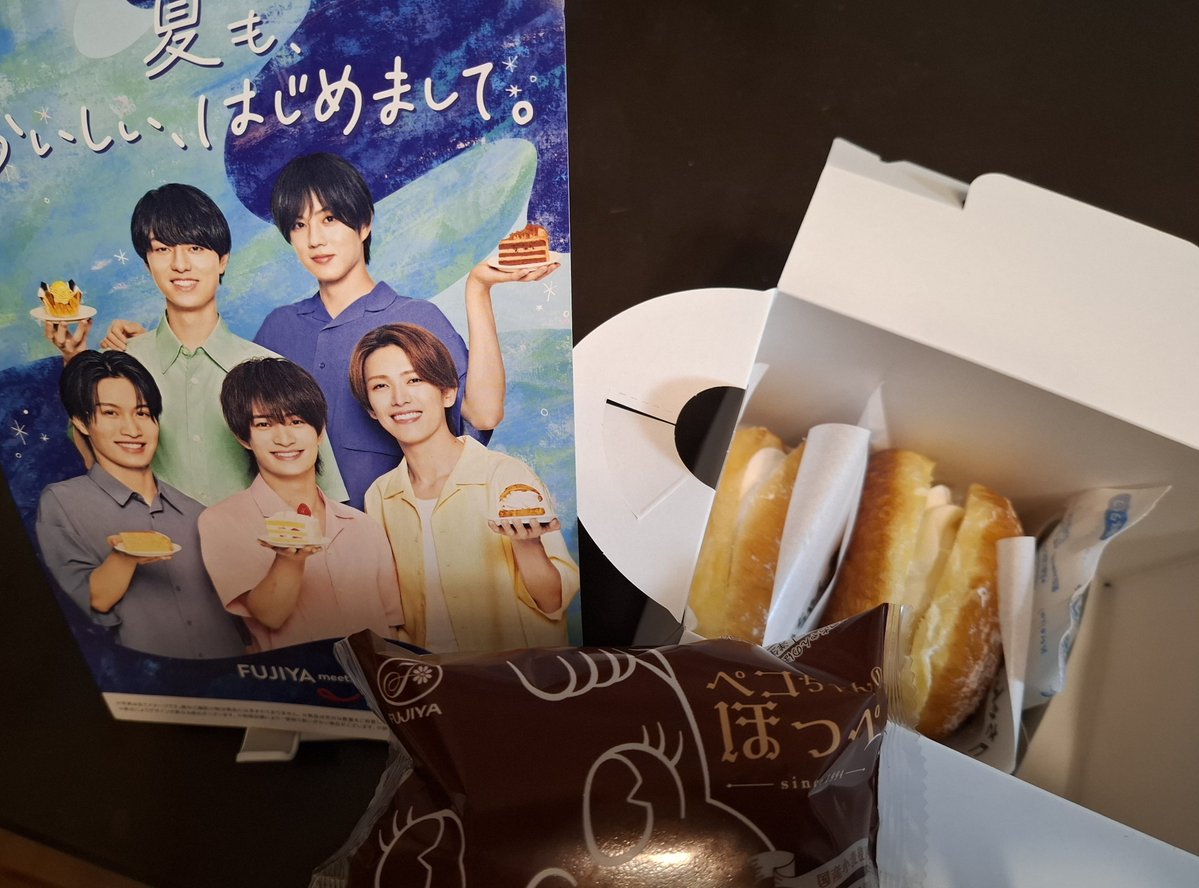 Mirai__J's tweet photo. 生ドーナツ食べたいー今食べるか、明日にするか悩んでるー仕事嫌すぎるから明日の朝食べて頑張るかなー明日は半日だー乗り切れ💦会議前はほんといつも大変😭甘いものもACEesも最高の癒し✨このサイズのフライヤーカバンに入れてもぐちゃぐちゃにならず助かった🙏
 #不二家  #SmileSwitch
 #ACEes https://t.co/g1T9SbO1TJ