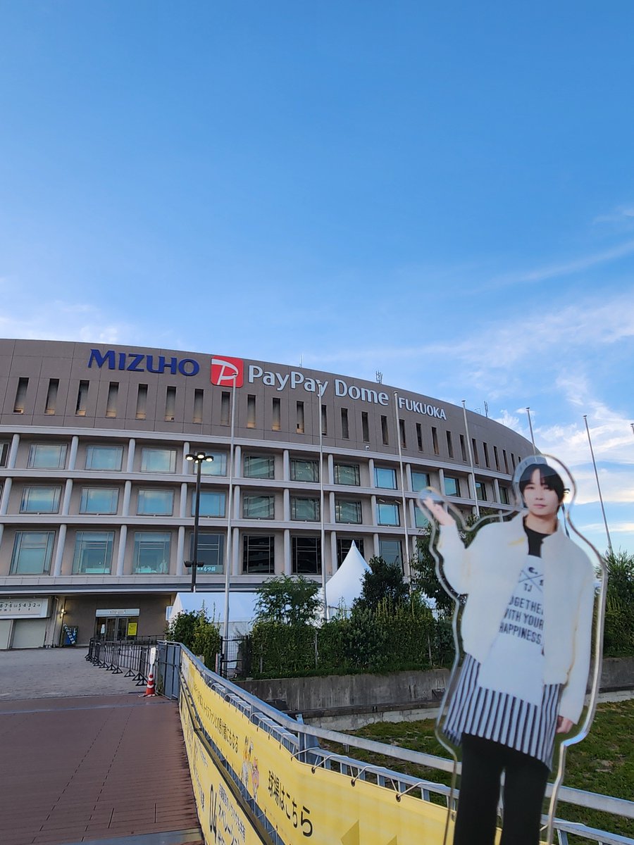 aotay12's tweet photo. 舞台大変良かった👏
せっかく福岡来たのでファミクラとPayPayドーム見に行って中洲屋台でご飯してホテルでヲタ活なう。楽しい(´；ω；｀)💚 https://t.co/VaCJxZbLTO