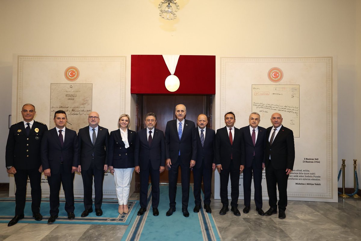 aydinmsavas's tweet photo. 📍TBMM

Türkiye Büyük Millet Meclisi Başkanımız Sayın Prof. Dr. Numan Kurtulmuş'un takdimleriyle, Milli Savunma Bakanımız Sayın Yaşar Güler, Tarım ve Orman Bakanımız Sayın İbrahim Yumaklı, Kastamonu Valimiz Sayın Meftun Dallı, Milletvekillerimiz, aziz şehitlerimizin yakınları ve kahraman gazilerimizle birlikte, İnebolu'ya İstiklal Madalyası Takdim Törenine katıldık.

Bu anlamlı nişanın İnebolu’muza hayırlı ve uğurlu olmasını temenni ediyor; Milli Mücadelemizin Başkomutanı Gazi Mustafa Kemal Atatürk başta olmak üzere aziz şehitlerimizi rahmetle anıyor, kahraman gazilerimize şükranlarımı sunuyorum.