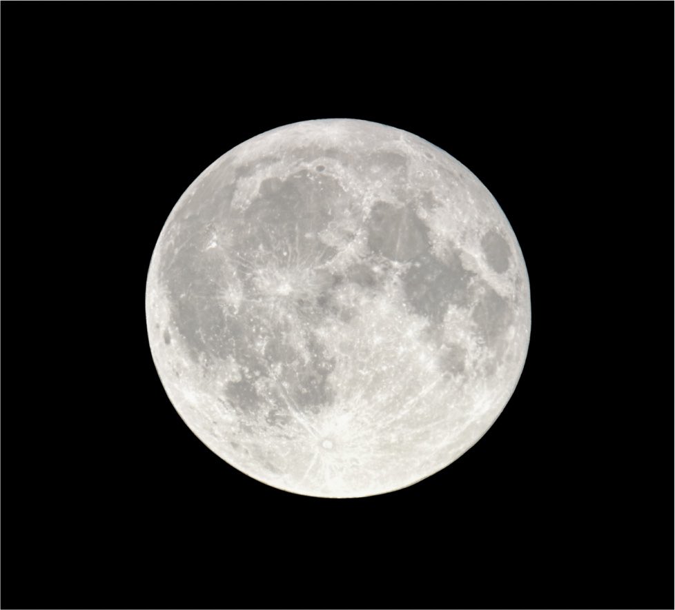 pillowspiee's tweet photo. forever in love with the moon https://t.co/vxp4XjbGaY