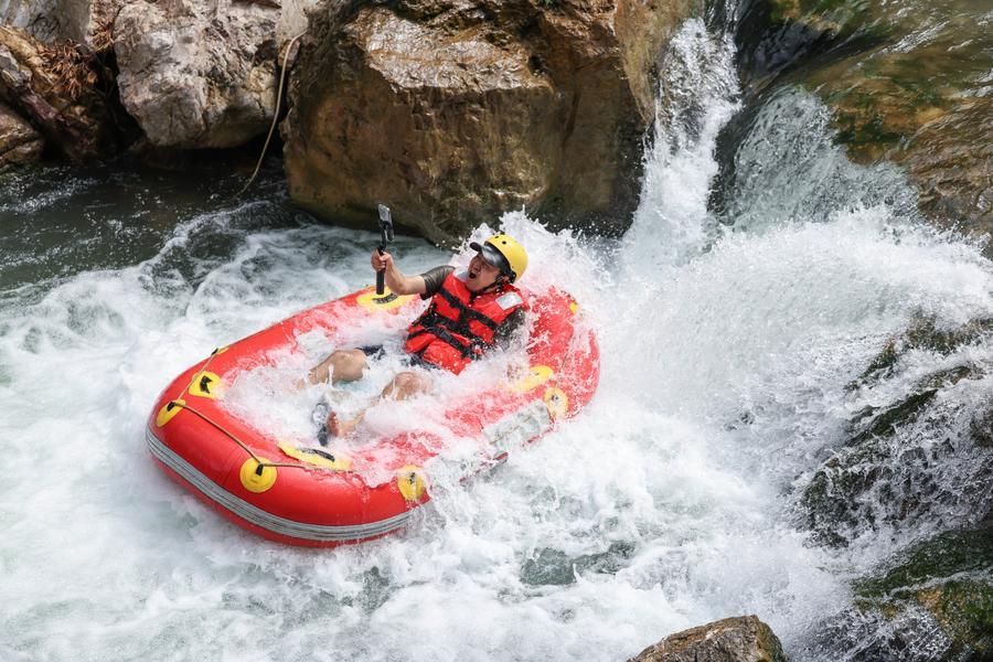 XHNews's tweet photo. During the summer vacation, Huangping in southwest China's Guizhou Province has leveraged its mountain springs and canyon landscapes to develop a rafting tourism brand, attracting visitors for a refreshing getaway while boosting local tourism and incomes. https://t.co/1W5Pl8i2cc https://t.co/P9ufTmyela