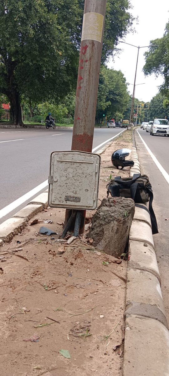 MCChandigarh's tweet photo. MC Chandigarh is committed to ensuring a safe and secure city for all.

A citywide electrical safety drive has been carried out to repair exposed wires, fix damaged street light connections, replace broken electrical pole/junction box covers, and strengthen public safety infrastructure.

Regular inspections and preventive maintenance will continue to keep Chandigarh safe.

#MCChandigarh #PublicSafety #ElectricalSafety #SafeCity #Chandigarh