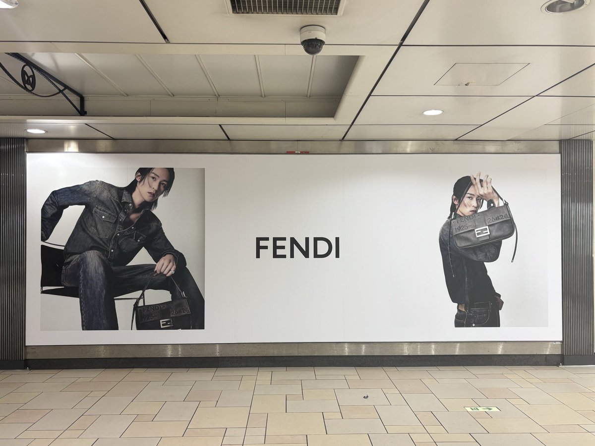 snowjun49's tweet photo. 今日、出勤前に表参道駅構内のFENDIめめの広告見て来た🖤😍
朝早く出たから人通りも多くなくてスムーズに撮れた✨
まさか表参道駅構内がめめまみれになるとは- ̗̀(⑉˙ᗜ˙⑉) ̖́-
帰り際に品川駅で晴れ風めめ見て来た🍺🎇
またしてもカメラロールがめめだらけで幸せ🖤😘 https://t.co/CQa7z60fiA