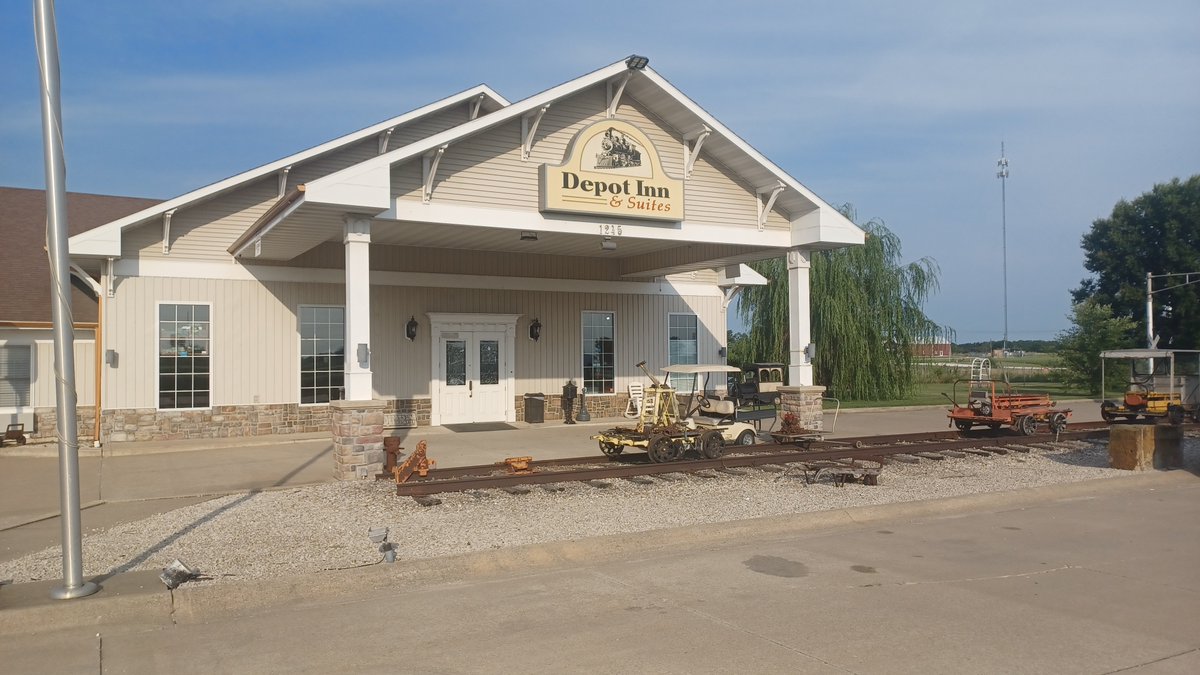 BrochureTravel's tweet photo. Traveling through Northern Missouri?  We cannot recommend Depot Inn &amp; Suites in La Plata enough!  One of the most uniquely themed hotels we have ever stayed at. Cleanliness and staff friendliness are off the charts! https://t.co/9N5jo2p4wr