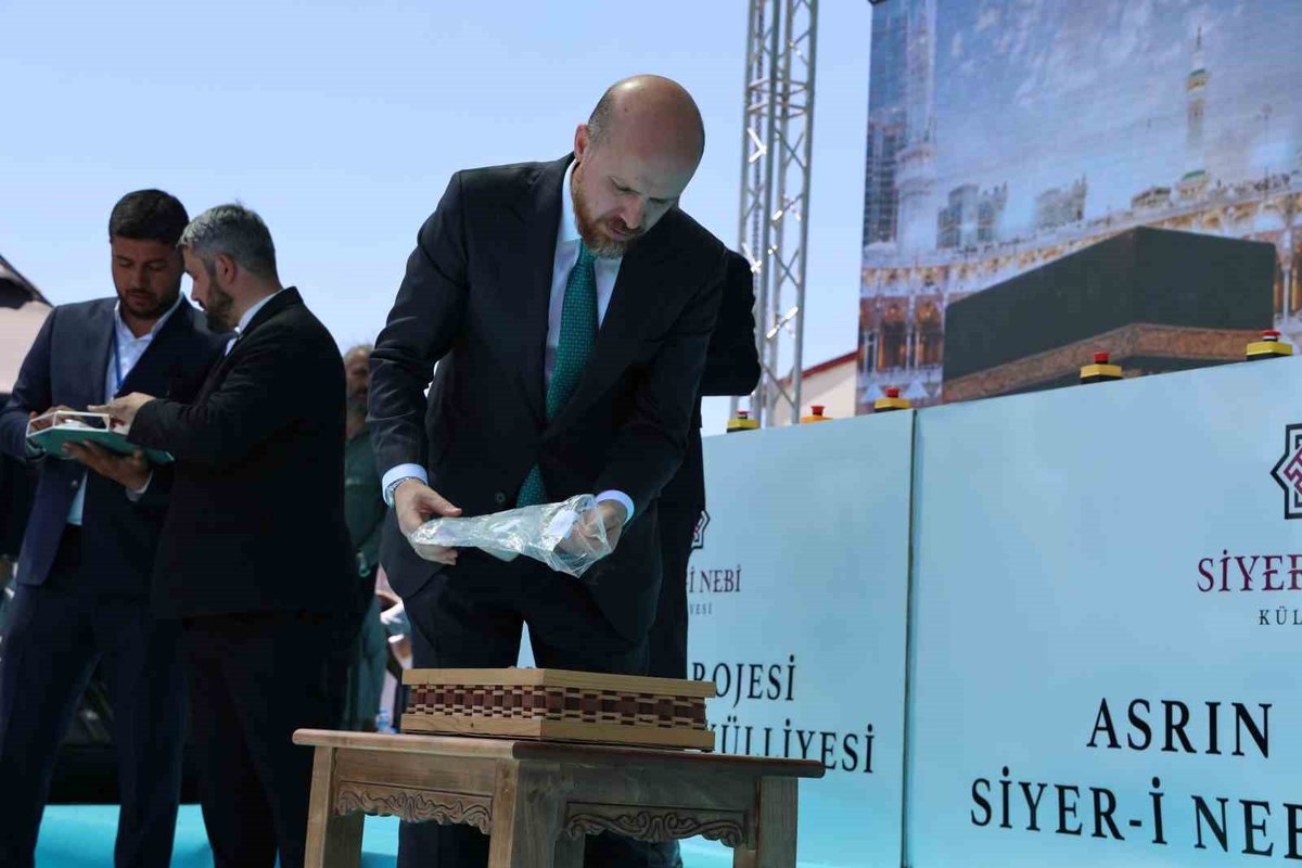 bilalerdoganedt's tweet photo. Necmeddin Bilal Erdoğan, Peygamber Efendimiz’in (s.a.v.) örnek hayatını gelecek nesillere aktarmayı amaçlayan Siyer-i Nebî Külliyesi’nin temel atma törenine katıldı. https://t.co/SILgJRU3Sy