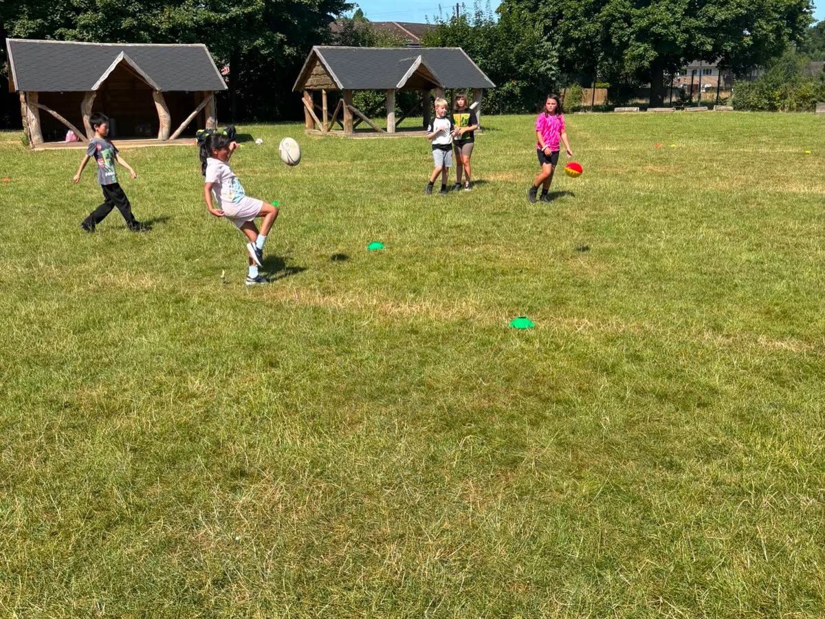 DRA_Community's tweet photo. 🐉𝗖𝗢𝗠𝗠𝗨𝗡𝗜𝗧𝗬 | Fit Fed Fun Camps

Week 1  
📍 Maindee Primary 
📍 Tredegar Park Primary 
📍 Chepstow Leisure 
📍 Ebbw Vale Leisure 
📍 Llanmartin Primary 
📍 Crumlin Cricket Club

Every child received a healthy breakfast and nutritious lunch
@dragonsrfc #wrufitfedfun https://t.co/rRHrR2t2W3
