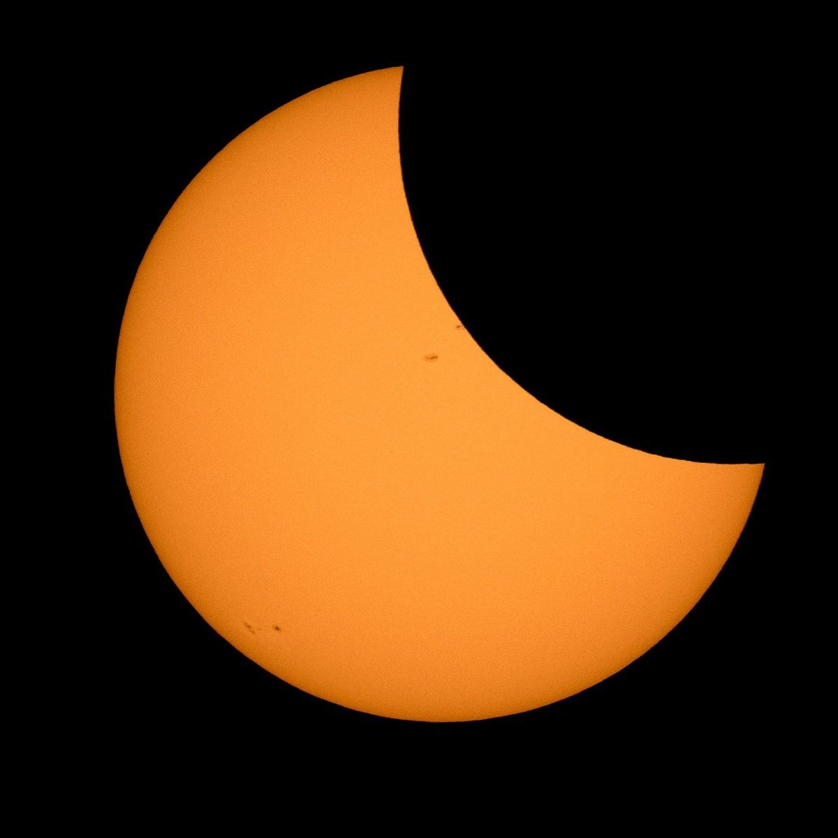 asc_csa's tweet photo. Le 12 août, une éclipse partielle de Soleil sera visible presque partout au Canada. ☀️

Ce phénomène se produit lorsque la Lune passe entre la Terre et le Soleil, cachant une partie de notre étoile et créant un croissant dans le ciel.

📷: NASA https://t.co/mVJvrImTd1
