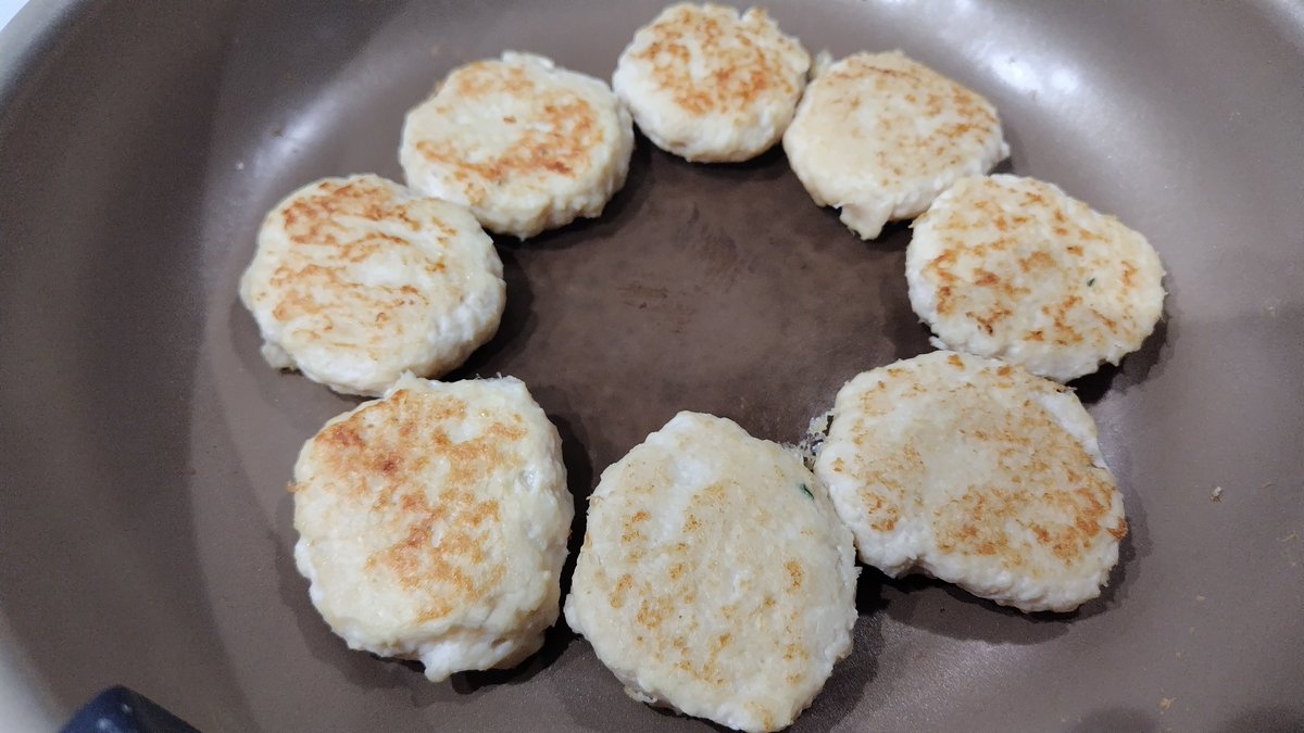 Hoya_dx's tweet photo. 揚げた物をひとかじり味見はしましたが、私の分は油無しで焼きました。
1つあたり約30kcal☺️
明日のお昼にします。 https://t.co/AXJLnHa8CS