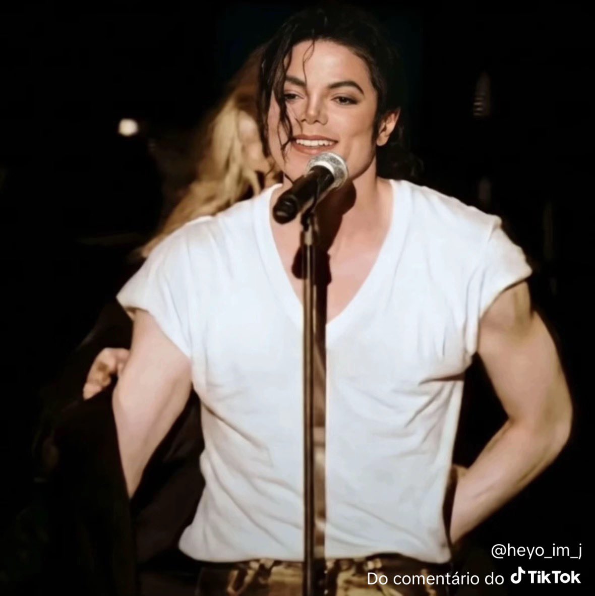 FerreroMatureMJ's tweet photo. Eu costumo conversar com as meninas sobre o preço de ser fã do Michael.

Há dias e dias. Em alguns momentos somos consumidas pelo amor genuíno e puro, pela vontade de cuidar e amar de perto, em outros somos tomadas pelo fogo do desejo nesse homem que foi o mais sensual e gostoso que já existiu e melhor, com o jeitinho tímido e recatado ao mesmo tempo que nos faz pirar com aquelas roupas e danças. 

Mas o mais doloroso em amá-lo, pelo menos pra mim, é já não ter mais a oportunidade de vê-lo, mesmo distante, mesmo que não fosse mais em cima de um palco… 

Essa saudade da matéria machuca demais.
