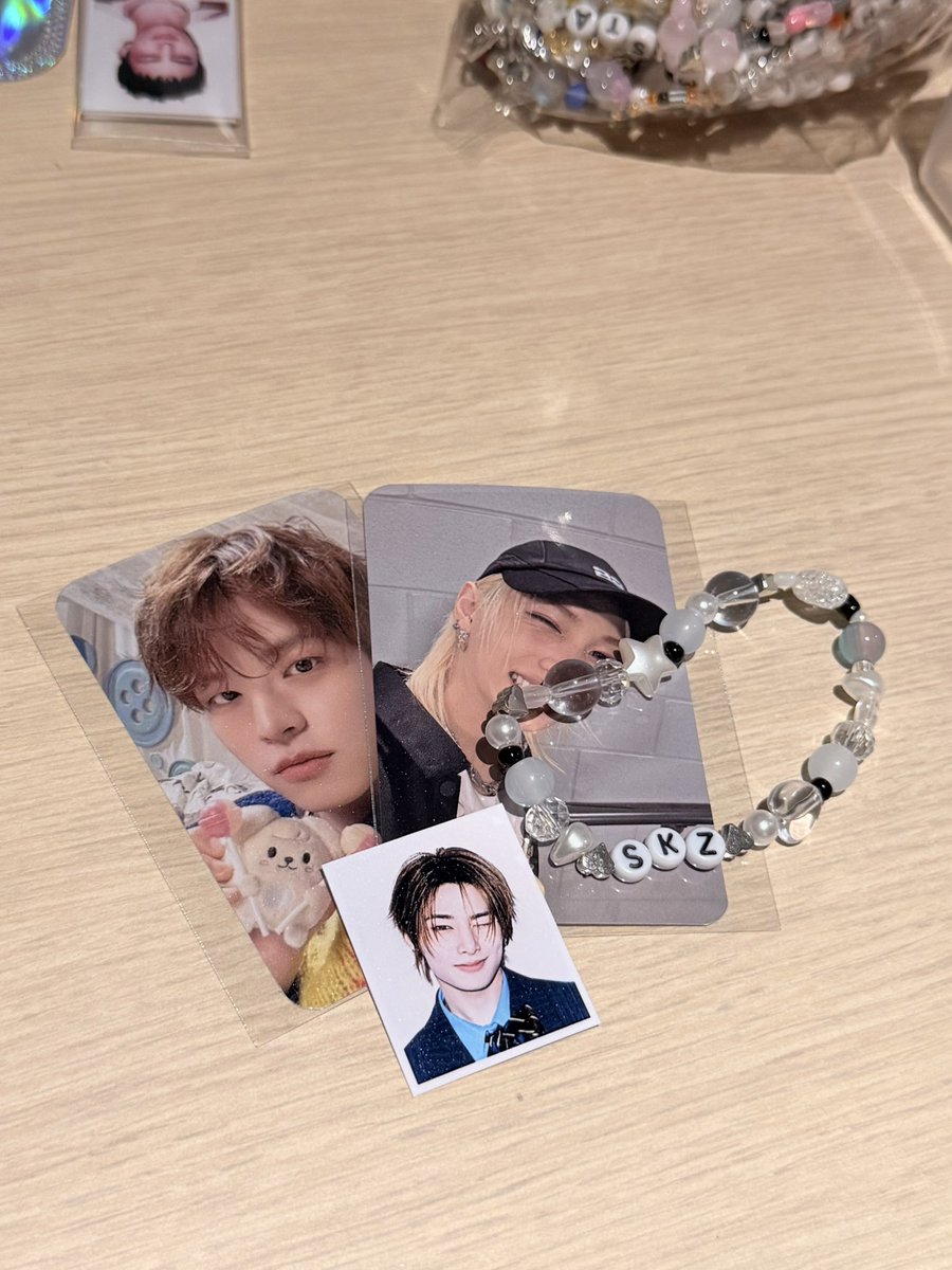skzjii_'s tweet photo. #RUN_IT_SEOUL giveaway!!
date: 1/8 &amp; 2/8 

qty: ~ 25 per day

inclusions: 2 fan-made pcs, 1 handmade bracelet, 1 fan-made ID photo, 1 star clip ⭐️

proof: follow + 💗/rt

location + outfit will be posted on the day! 

#straykids #skz #RUNIT #RunItWorldTour https://t.co/OsYX41Bu3k