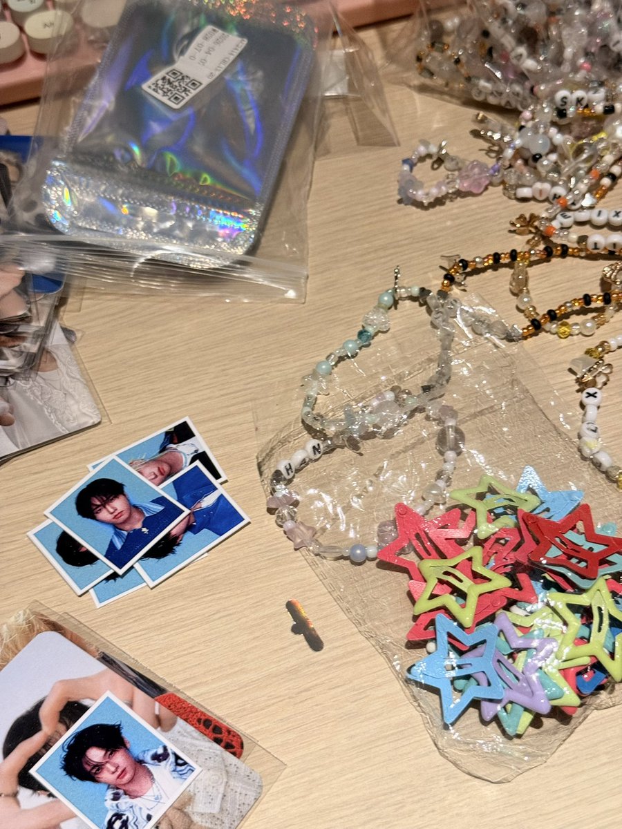 skzjii_'s tweet photo. #RUN_IT_SEOUL giveaway!!
date: 1/8 &amp; 2/8 

qty: ~ 25 per day

inclusions: 2 fan-made pcs, 1 handmade bracelet, 1 fan-made ID photo, 1 star clip ⭐️

proof: follow + 💗/rt

location + outfit will be posted on the day! 

#straykids #skz #RUNIT #RunItWorldTour https://t.co/OsYX41Bu3k