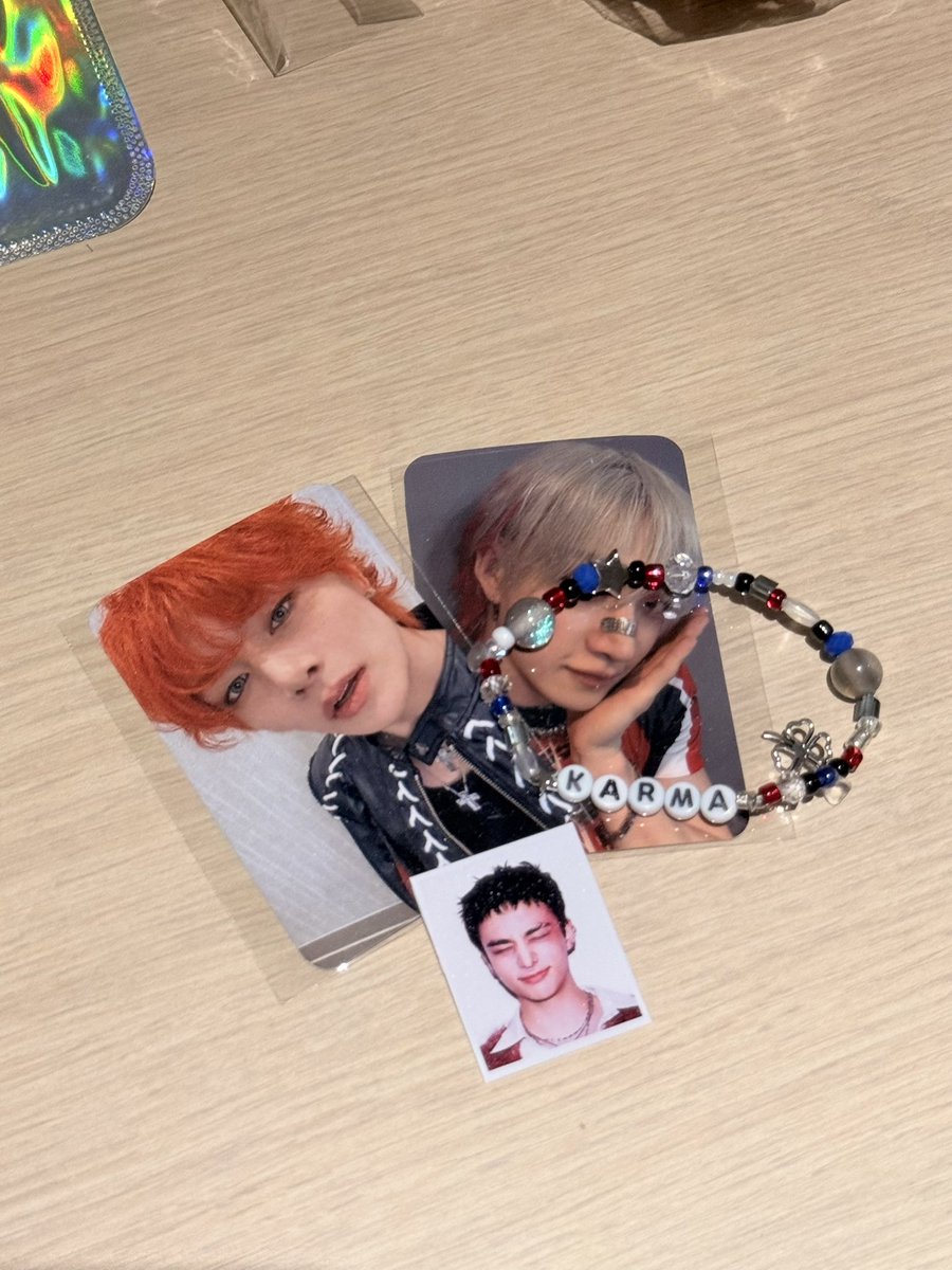skzjii_'s tweet photo. #RUN_IT_SEOUL giveaway!!
date: 1/8 &amp; 2/8 

qty: ~ 25 per day

inclusions: 2 fan-made pcs, 1 handmade bracelet, 1 fan-made ID photo, 1 star clip ⭐️

proof: follow + 💗/rt

location + outfit will be posted on the day! 

#straykids #skz #RUNIT #RunItWorldTour https://t.co/OsYX41Bu3k