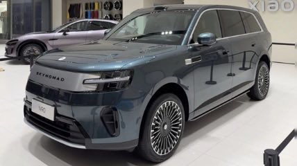 ALDOBnet's tweet photo. شاومي تدشن سكاي نوماند والداخلية عبارة عن مجلس  😳

دشنت اليوم شاومي سيارتها العائلية سكاي نوماند N90 بسعر ١١٥ الف ريال سعودي 

ويميزها وسع الداخلية لسبعة بالغين غير الشنطة 

وتقدر ترتب المقاعد و تدور مقعد الراكب و السواق ١٨٠ درجة حتى يوجد طاولة لجلستكم

او مكتب  متنقل خاص لك تستقبل فيه العملاء 😄

السيارة تقنية ريف بمحرك بنزين ١.٥ لتر يعطي مدى يصل إلى اكثر من الف كيلو 
وعلى الكهرباء فقط ٥٠٠ كيلومتر 

القوة ٤١٦ حصان 🐴 و العزم ٦٢٠ نيوتن