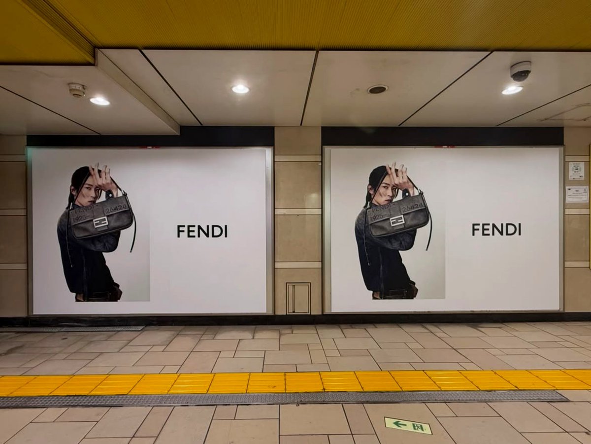 snowjun49's tweet photo. 今日、出勤前に表参道駅構内のFENDIめめの広告見て来た🖤😍
朝早く出たから人通りも多くなくてスムーズに撮れた✨
まさか表参道駅構内がめめまみれになるとは- ̗̀(⑉˙ᗜ˙⑉) ̖́-
帰り際に品川駅で晴れ風めめ見て来た🍺🎇
またしてもカメラロールがめめだらけで幸せ🖤😘 https://t.co/CQa7z60fiA