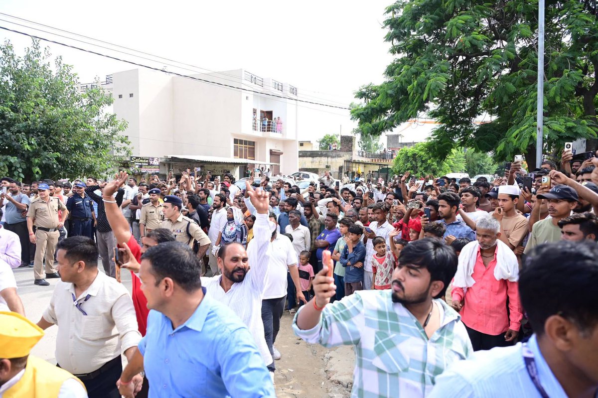 pushkardhami's tweet photo. हरिद्वार में संत शिरोमणि श्री गुरु रविदास महाराज जी की 650वीं जयंती के पावन अवसर पर 'समरसता संकल्प अभियान' के अंतर्गत आयोजित भव्य कलश यात्रा में सहभागिता की। श्रद्धा, भक्ति और सामाजिक समरसता के भाव से आगे बढ़ रही इस यात्रा में जन-जन की उत्साहपूर्ण सहभागिता से हृदय अभिभूत है। https://t.co/FfMxQTY9we