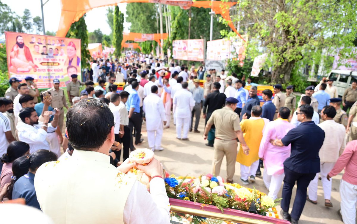 pushkardhami's tweet photo. हरिद्वार में संत शिरोमणि श्री गुरु रविदास महाराज जी की 650वीं जयंती के पावन अवसर पर 'समरसता संकल्प अभियान' के अंतर्गत आयोजित भव्य कलश यात्रा में सहभागिता की। श्रद्धा, भक्ति और सामाजिक समरसता के भाव से आगे बढ़ रही इस यात्रा में जन-जन की उत्साहपूर्ण सहभागिता से हृदय अभिभूत है। https://t.co/FfMxQTY9we