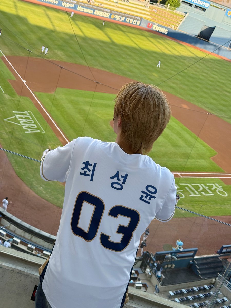 yun_n_OFFICIAL's tweet photo. [📸] 260730 NC다이노스 시구 완료✔️

야구장의 뜨거운 열기와 환호로 가득 반겨주셔서
감사합니다 🤗 오늘 너무 좋은 경기 보여주신
선수분들도 감사드리며 모든 팬 여러분들 더위
조심하세요 ! 🌬️

#최성윤 #CHOISUNGYUN #Y
#엔씨다이노스 #엔팍SUMMERVACATION https://t.co/dIVGoSZlb1
