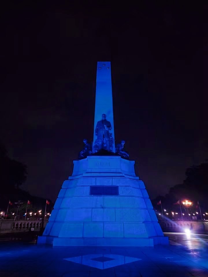 Kapehan_ni_Ken's tweet photo. WHEN A NATIONAL LANDMARK WEARS YOUR COLOR, YOU KNOW YOU'RE CARRYING MORE THAN MUSIC—YOU'RE CARRYING A NATION. 🇵🇭

From Luneta to Lollapalooza—what a beautiful way to honor the Filipino spirit.

The iconic Rizal Monument in Luneta was illuminated in blue on Thursday evening, July 30, as a symbolic tribute to the P-pop Kings ahead of their highly anticipated and history-making performance at Lollapalooza. 

The monument was lit in the group's official color to show support for SB19, the Philippines' newest Tourism Ambassadors, as they represent the country on one of the world's biggest music festival stage.

GOODLUCK SB19 THE PHILIPPINES IS WITH YOU! 🌍

---
📸 Courtesy: National Parks Development Committee/FB

UNLEASH SB19 LOLLAPALOOZA
@SB19Official #SB19
#SB19atLollapalooza